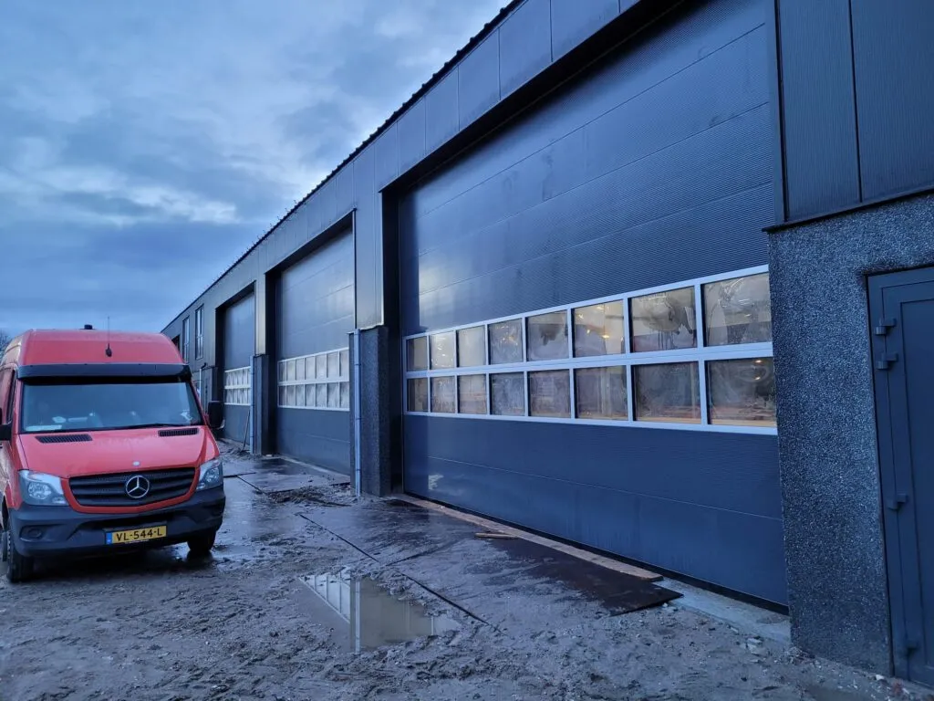 Industriedeur gemonteerd door Van Binsbergen Montage bij een bedrijfshal